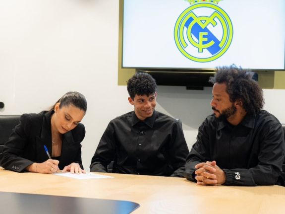 Enzo Alves, hijo de Marcelo, firma su primer contrato profesional con el Real Madrid a los 16 años