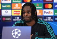 Problemas en el lateral derecho del Liverpool: Frimpong y Bradley fuera, sin fichajes a la vista