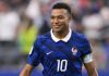 Emmanuel Petit avisa a Mbappé: «Cuando Zidane entre al vestuario, todos estarán atentos»