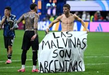 Argentina podría ser sancionada por la FIFA tras exhibir una pancarta sobre las Malvinas